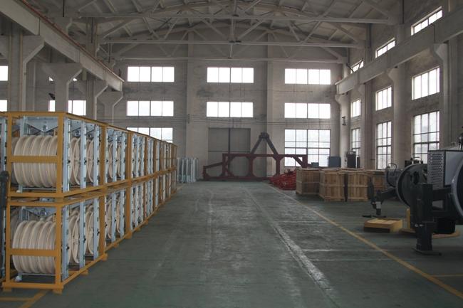 Single Conductor Hydraulic Cable Stringing Equipment Pulling Machine 40kN 4T , Cummins Engine